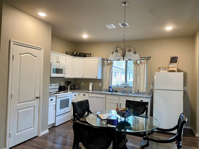 Building Photo - 798 Madison St