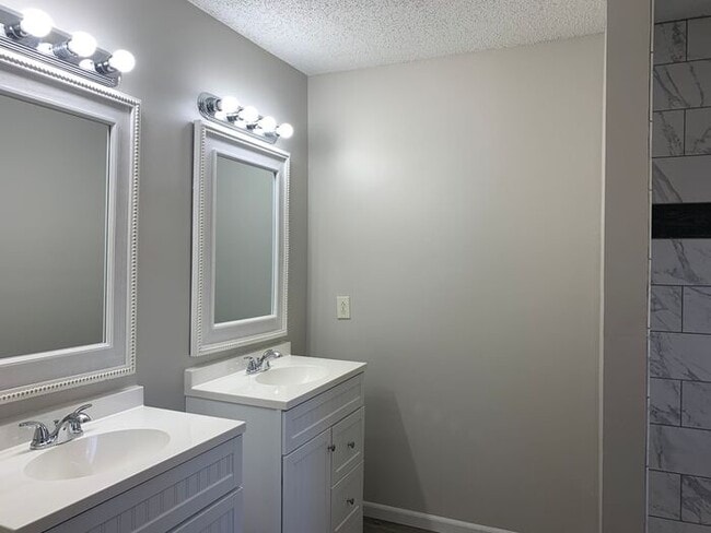 Building Photo - 3BR/2BA w/ Fenced Yard + Patio/Deck and 2-Car Garage in Olathe