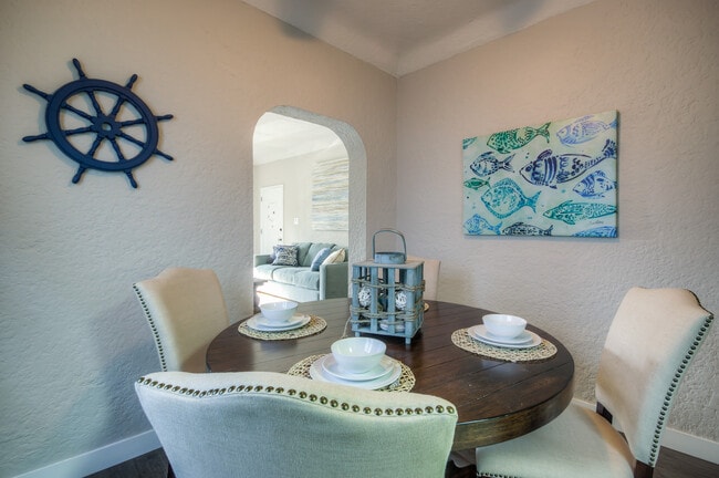 Building Photo - 210 S Arnaz Dr