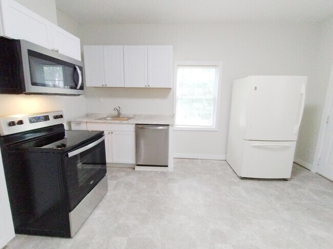 Kitchen - 2108 Parkwood Ave