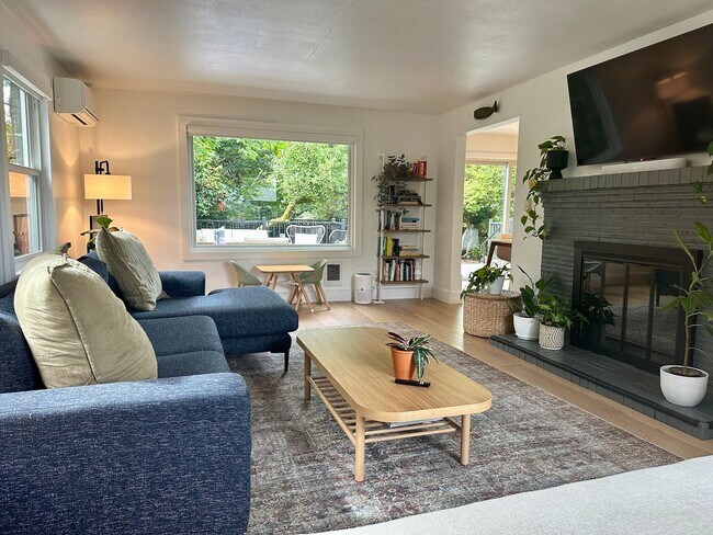 Building Photo - Gorgeous Blue Ridge Home Available for Rent