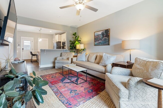 Building Photo - Gorgeous, luxury townhome in convenient West Nashville