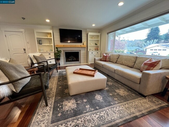 Building Photo - 533 Silverado Dr