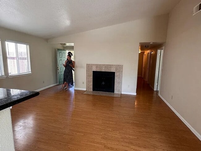Foto del edificio - 5327 Hillsdale Blvd