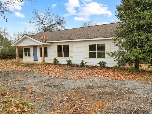 Building Photo - Enjoy privacy and seclusion while still being in Athens City!