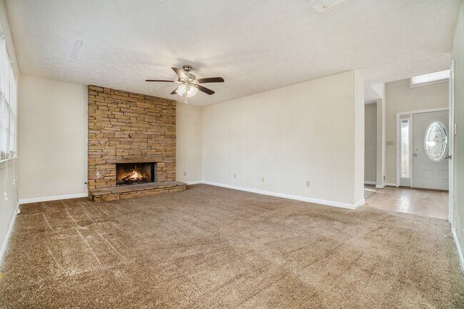 Building Photo - 3 Bedroom 2.5 Bath in Stone Mountain