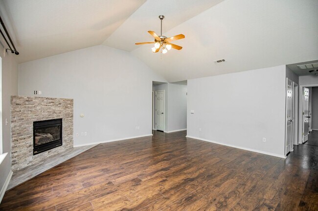 Building Photo - ***1st Months Rent Paid ***
