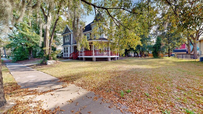 Building Photo - 907 E Waldburg St