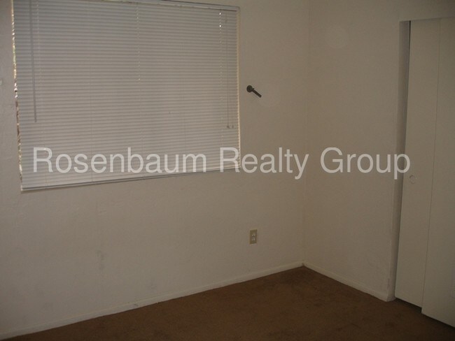 Building Photo - 936 E Roma Ave