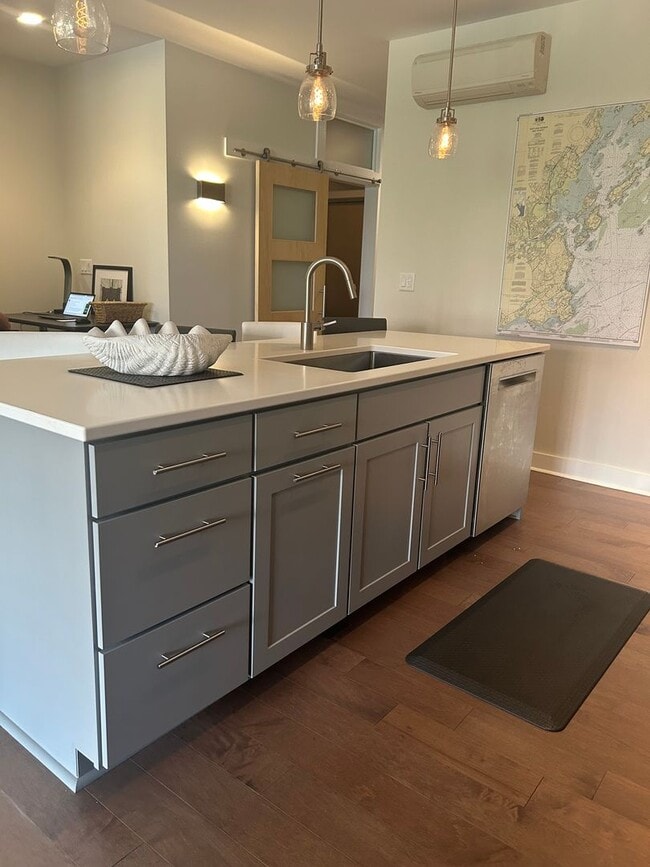 Building Photo - Gorgeous Fully Furnished 2BR/1BA Condo Ava...