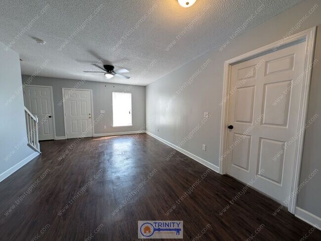 Foto del edificio - WOW!! Your new home awaits!