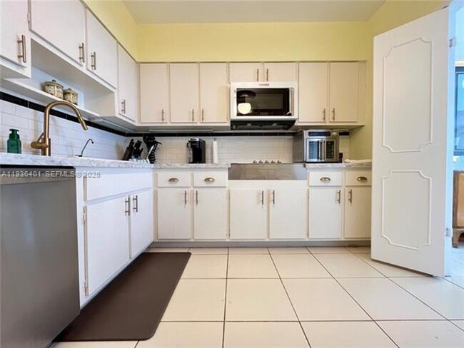 Foto del edificio - 9341 E Bay Harbor Dr