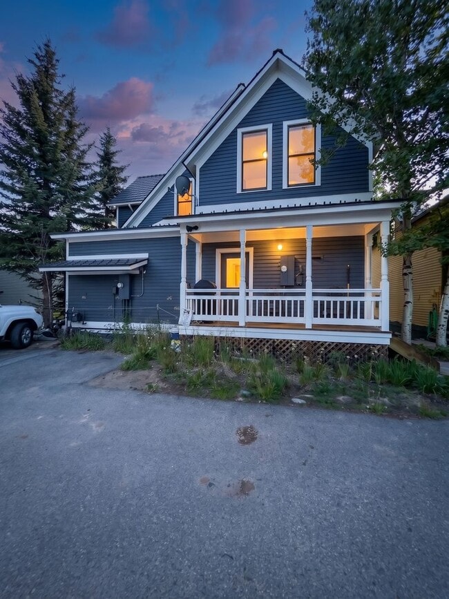 Building Photo - Furnished! In town! Walk to everything! Recently updated!