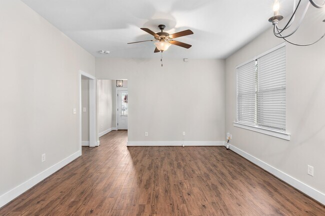 Building Photo - 554 The Heights Ln