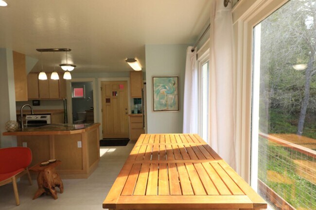 Foto del edificio - Artsy Studio in Westhaven with Attic Bedroom