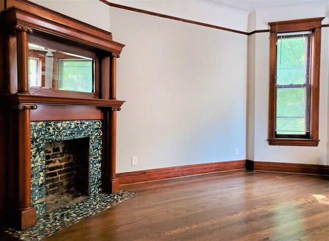 Building Photo - Wrigleyville - Updated 2-Bdrm + Den / 1-Ba...