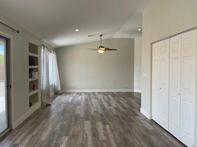 Building Photo - 838 Grape Vine Ave