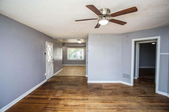 Foto del edificio - Charming 2/1 with Large Backyard!