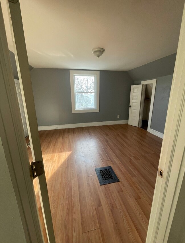 Building Photo - 208 Buckingham St