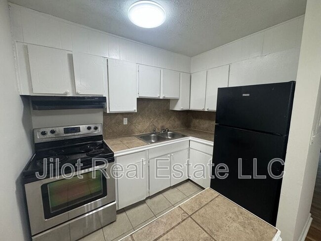 Building Photo - 2711 Fairlee Dr