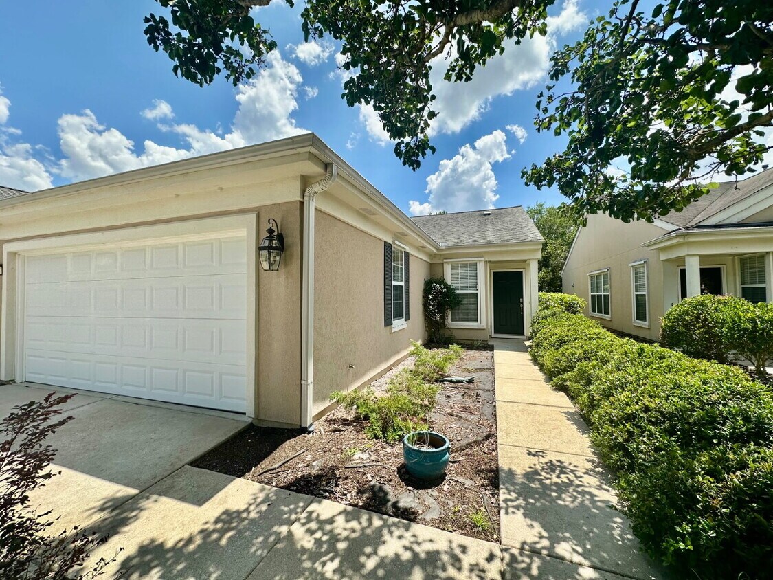 Foto principal - Wake up to a Wooded View at this Home in S...