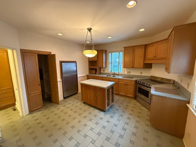 Building Photo - 528 E Glover Ave