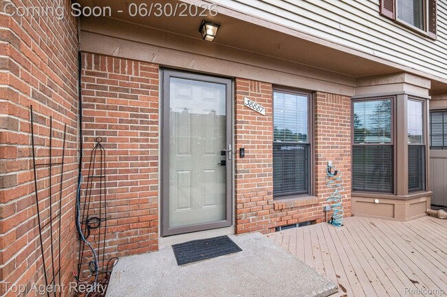 Building Photo - 38887 Country Cir