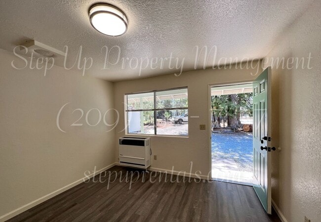 Building Photo - 2 Bedroom 1 Bath Duplex In Sierra Village ...