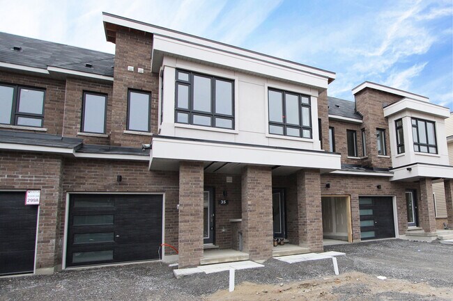 Photo du bâtiment - Fantastic Townhouse in Bowmanville Waterfront Community! (3 Bed, 2.5 Bath)