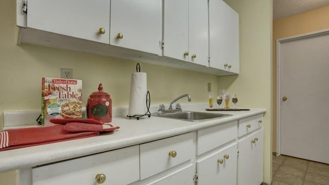 Interior Photo - Tamaron Square