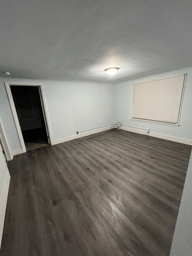 Building Photo - Welcome to this charming 2-bedroom, 1-bath...