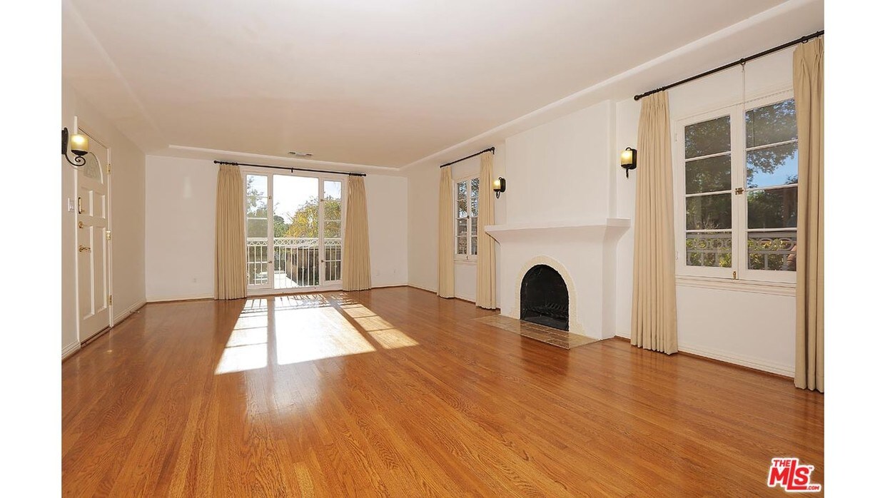 Large Formal Living Room - 1538 S Durango Ave