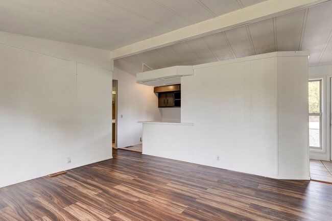 Building Photo - 3 Bed  2 Bath Pet Friendly Home