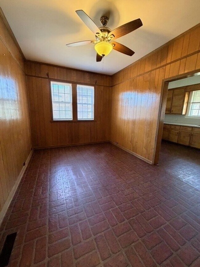 Building Photo - 420 Bond Ave