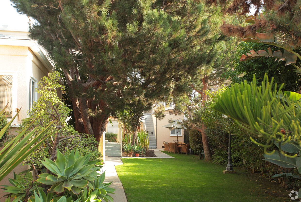 Building Photo - 1037 4th St