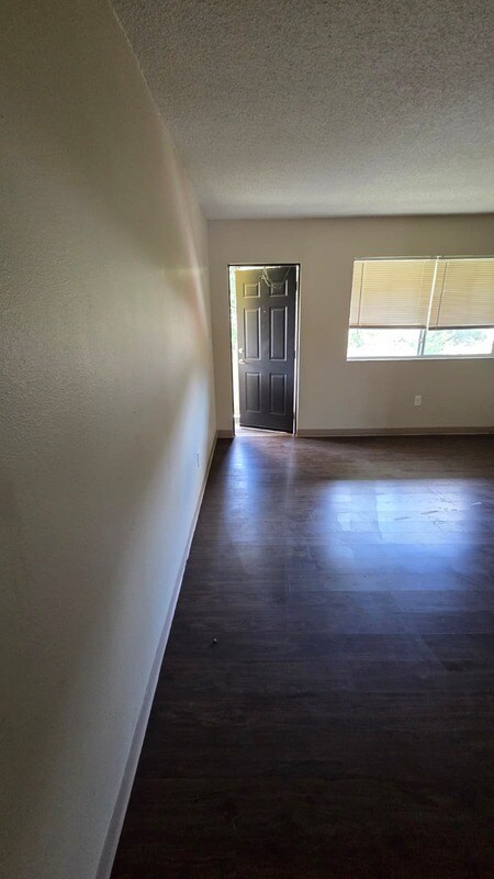 Foto del edificio - 3015 C.R. Smith St
