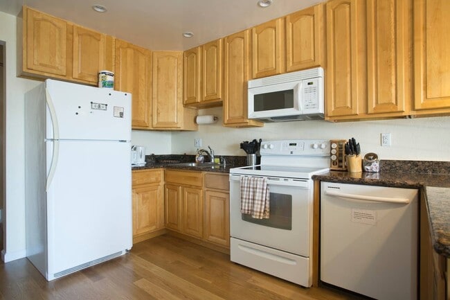 Building Photo - 172 Portola Dr