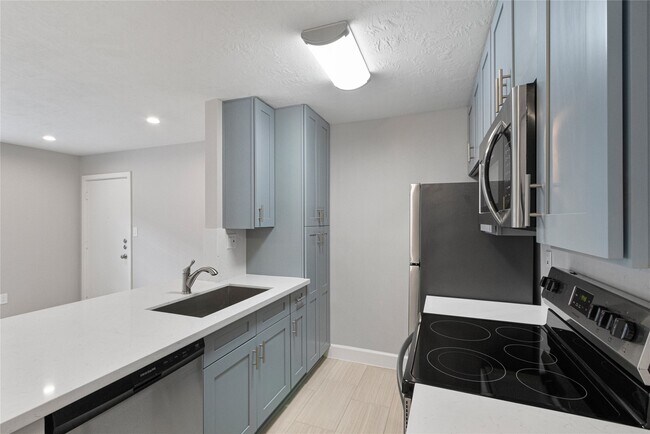Building Photo - 2201 Fountain View Dr
