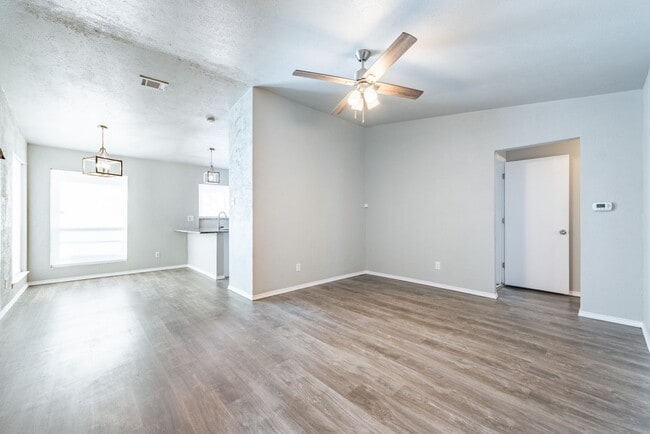 Foto del edificio - Beautifully Updated 3 Bed, 2 Bath Home Ava...