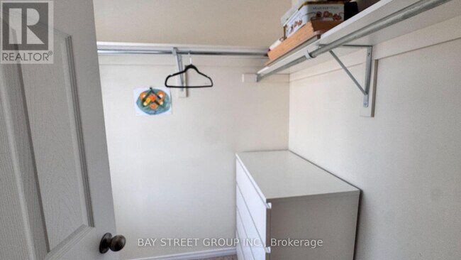 Photo du bâtiment - 8859 Dogwood Cres