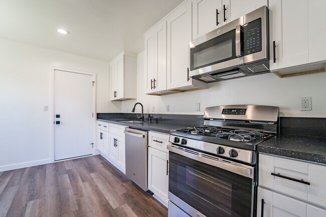 Kitchen - 1150 Goodyear St