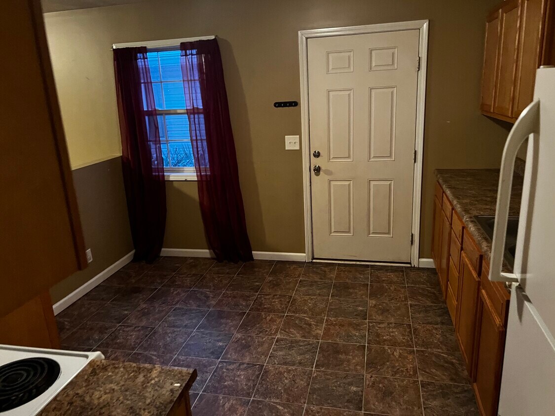 Kitchen - 2524 N Armstrong St