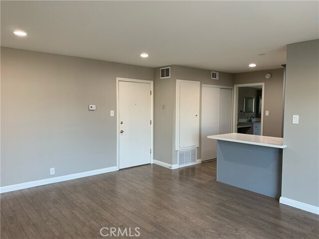 Building Photo - 400 N Acacia Ave