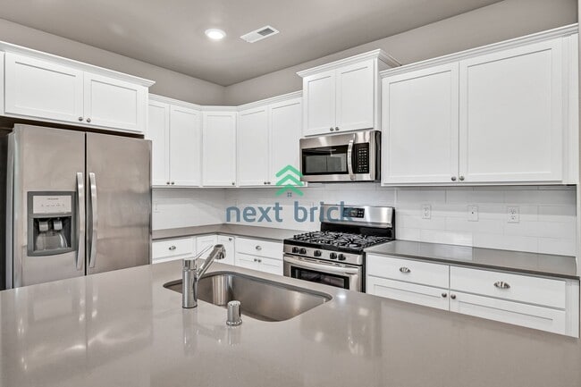 Building Photo - 3 Bed, 2.5 Bath Beautiful Condo Available ...