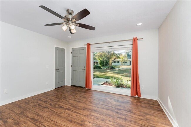 Foto del edificio - 1707 Hall Dr