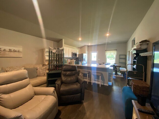 Building Photo - Discover this beautifully designed 3 bedro...