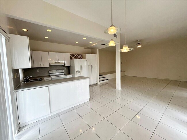 Building Photo - 4850 SW 63rd Terrace