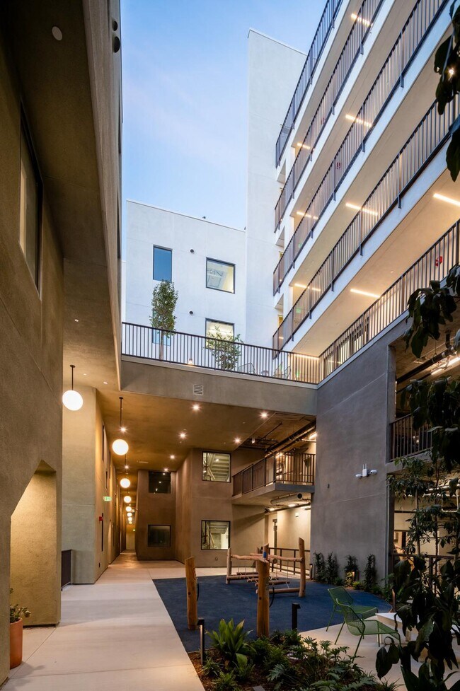 Foto del edificio - Woodlake Apartments