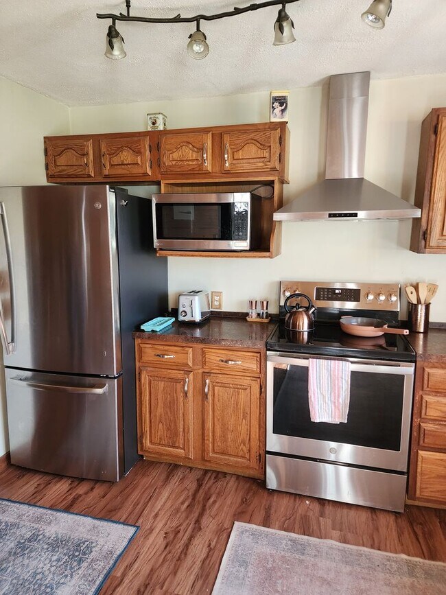 Building Photo - 8894 Hills Rd 3 Bedroom 1 Bath Single Fami...