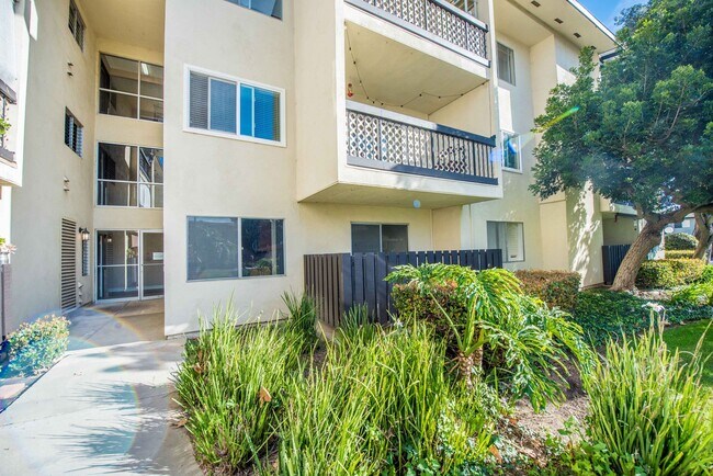 Foto del edificio - Remodeled Seal Beach Condo